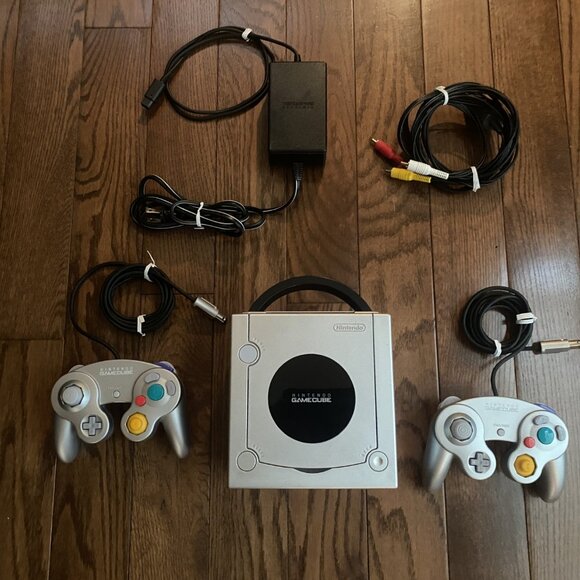 Nintendo GameCube Silver Bundle with Two Controllers Plus - Picture 1 of 5